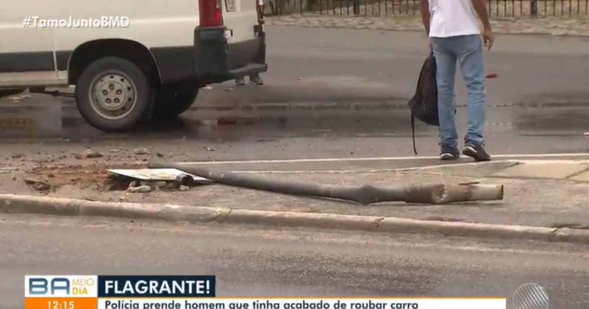 Homem é preso após roubar carro com arma de brinquedo e bater em poste em Salvador