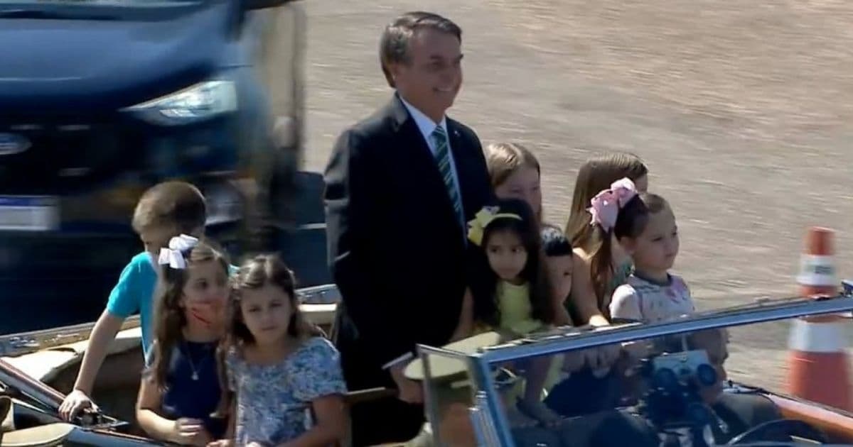 Conselho Tutelar é acionado após Bolsonaro desfilar sem máscara ao lado de crianças