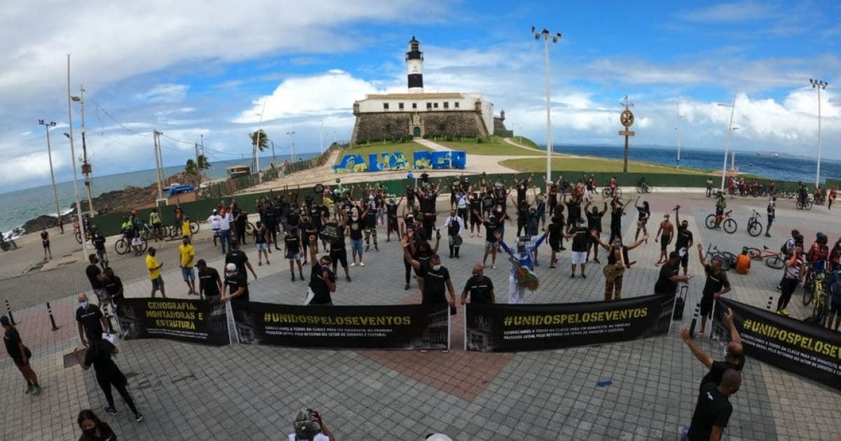 Grupo de trabalhadores faz manifestação na Barra para retomada de eventos em Salvador