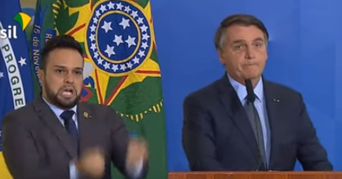 Bolsonaro volta a defender cloroquina e a criticar isolamento social na posse de Pazuello