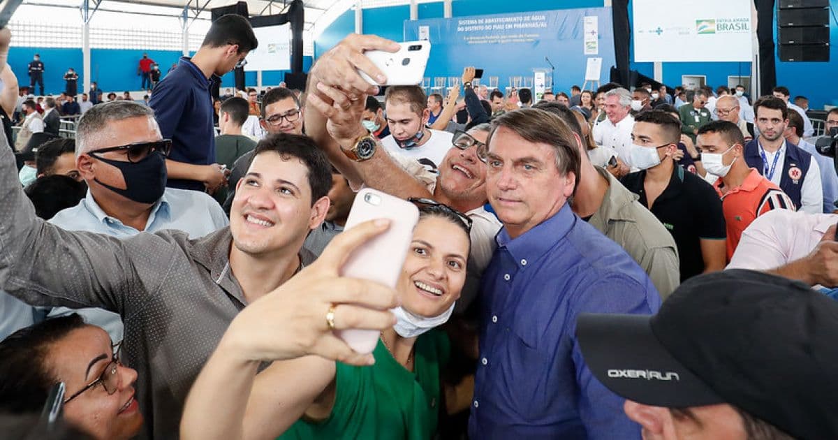 Após agenda em Alagoas, Bolsonaro causa aglomeração e tumulto em Paulo Afonso