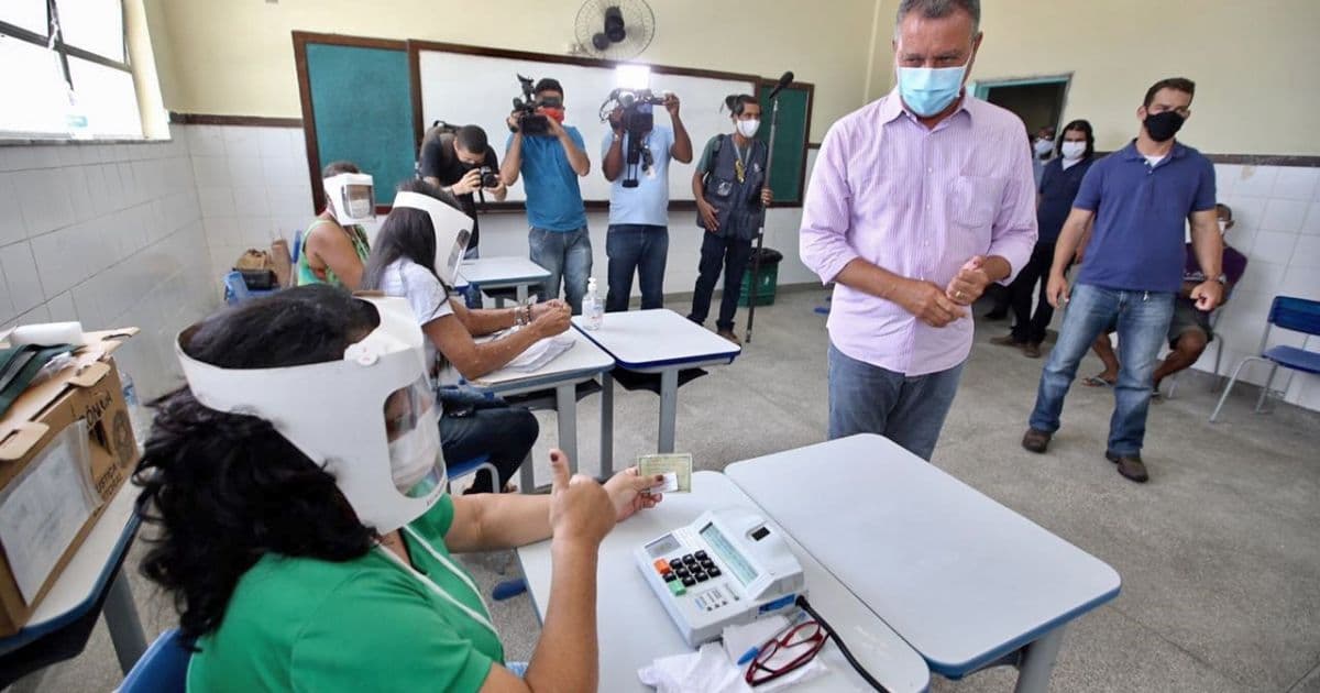 Na Liberdade, governador Rui Costa vota e reclama de aglomerações em seções