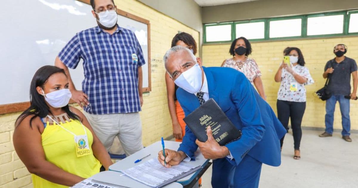 Pastor Sargento Isidório vota em Castelo Branco