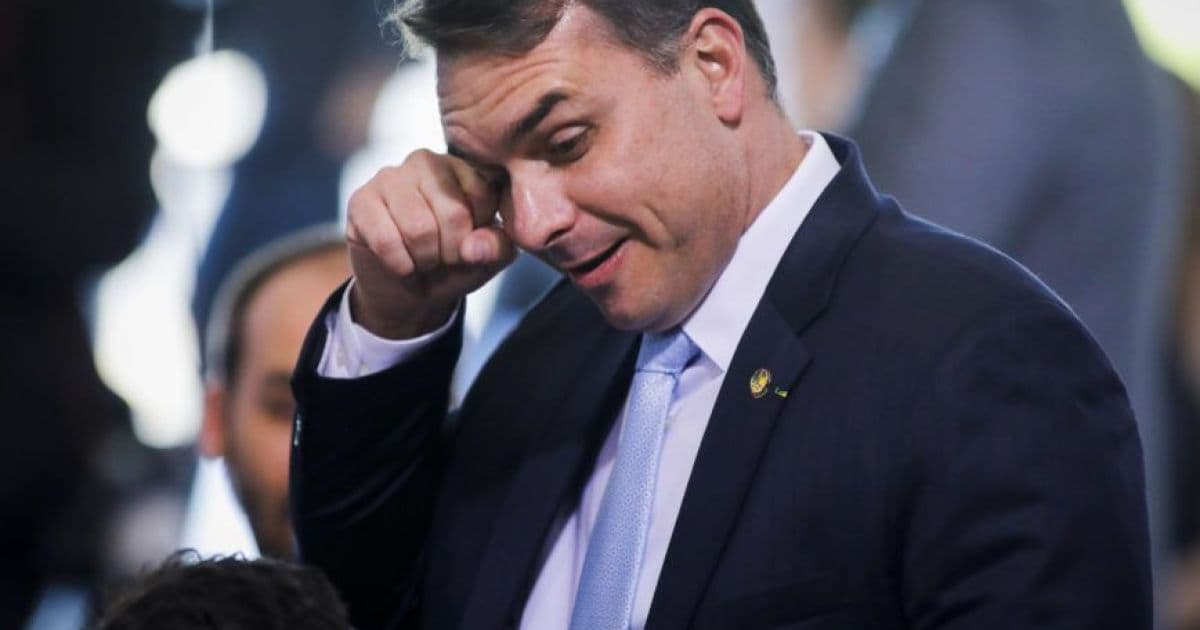 Flávio Bolsonaro omitiu R$ 90 mil em ações para Receita Federal, aponta MP do Rio