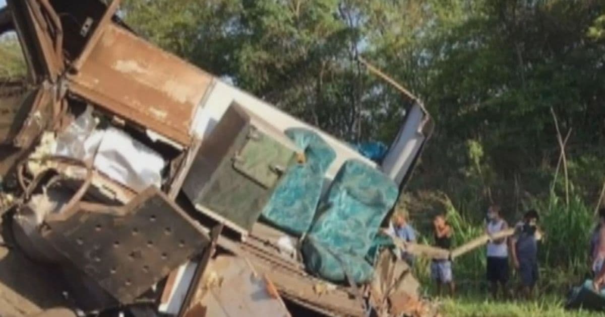 Colisão entre ônibus e caminhão deixa 40 mortos em rodovia de São Paulo