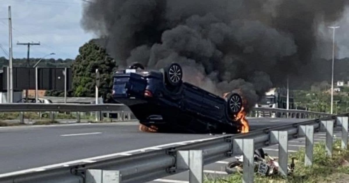 Santo Estêvão: Após acidente, homem morre e manifestantes ateiam fogo em carro 
