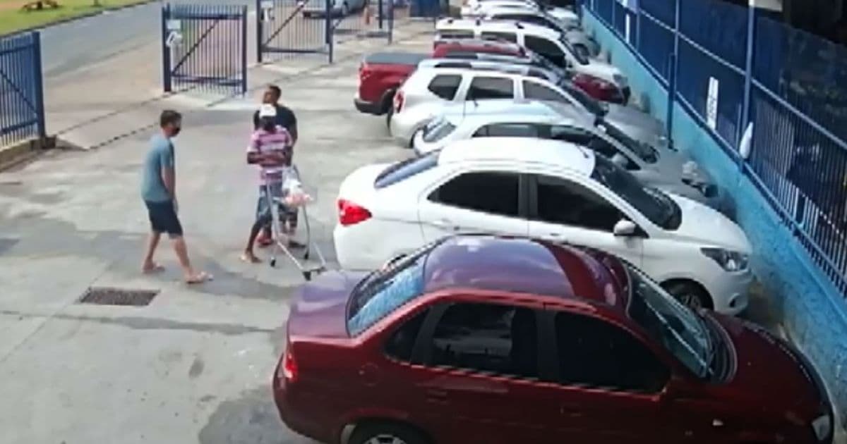 Dupla rouba carro em supermercado enquanto cliente guardava compras na mala