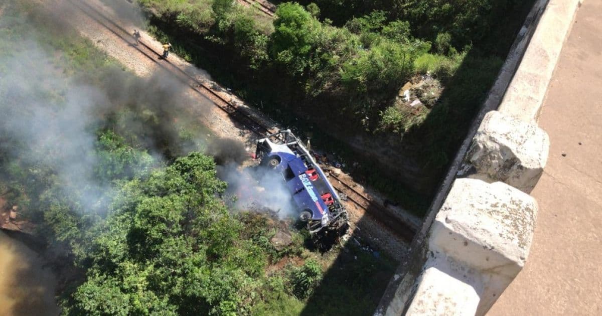 Ônibus cai de viaduto no interior de Minas Gerais; acidente teve 'várias vítimas', diz PRF