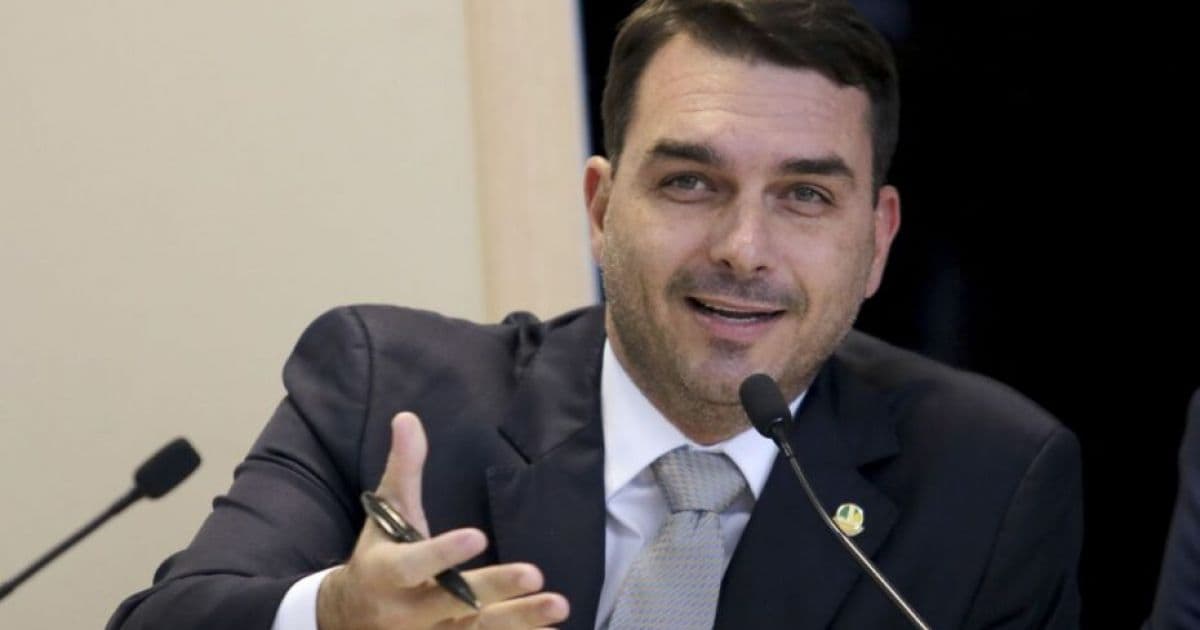 Relatórios da Abin orientaram Flávio Bolsonaro a como anular caso das rachadinhas, diz revista