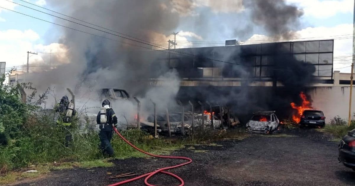 Feira de Santana: Mais de 20 carros pegam fogo com incêndio em pátio de secretaria