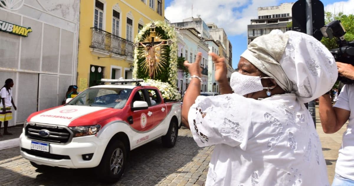Imagem do Senhor do Bonfim cruza ruas de Salvador em carro aberto