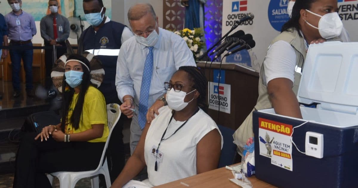Primeira baiana é vacinada em Salvador na manhã desta terça