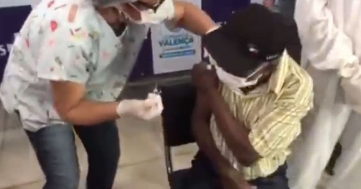 Primeiro vacinado de Valença se assusta com agulhada; veja vídeo