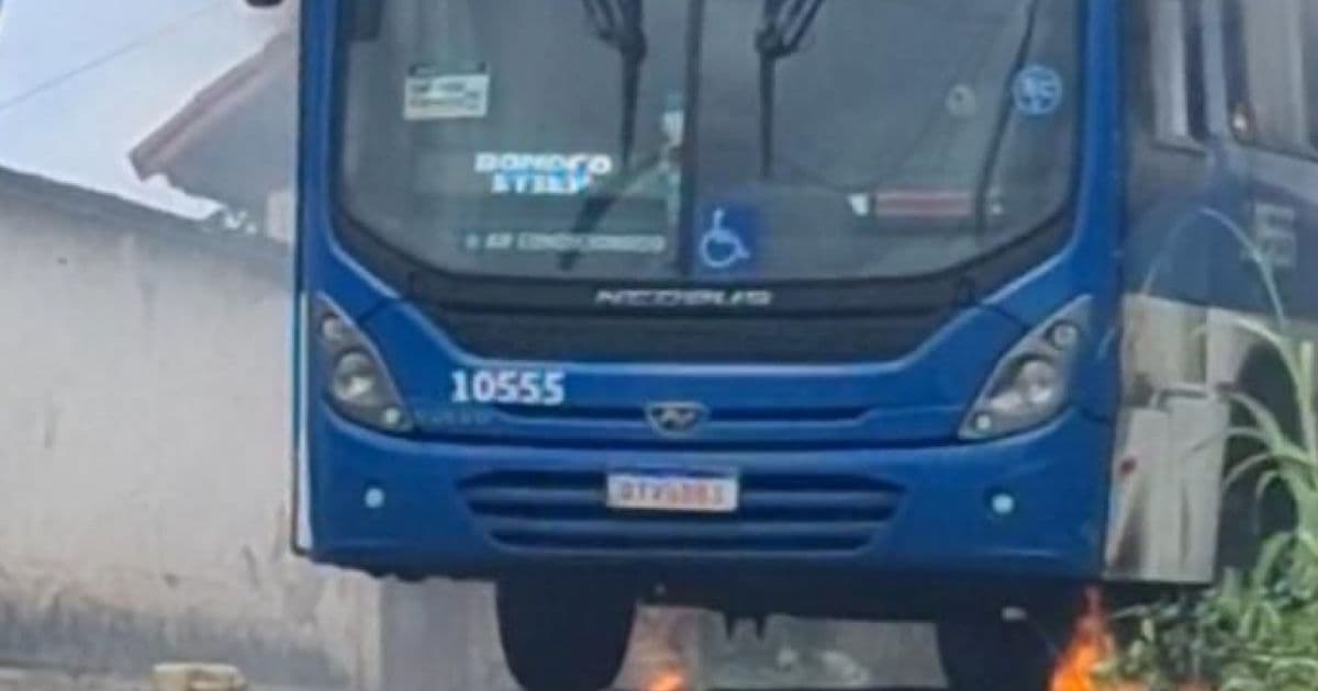 Ônibus é incendiado na região de São Cristóvão, em Salvador; não há feridos