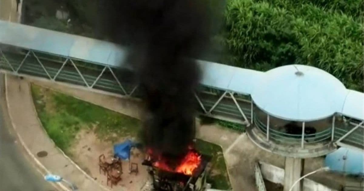  Barraca é incendiada na Avenida Tancredo Neves; homem teria colocado fogo no local
