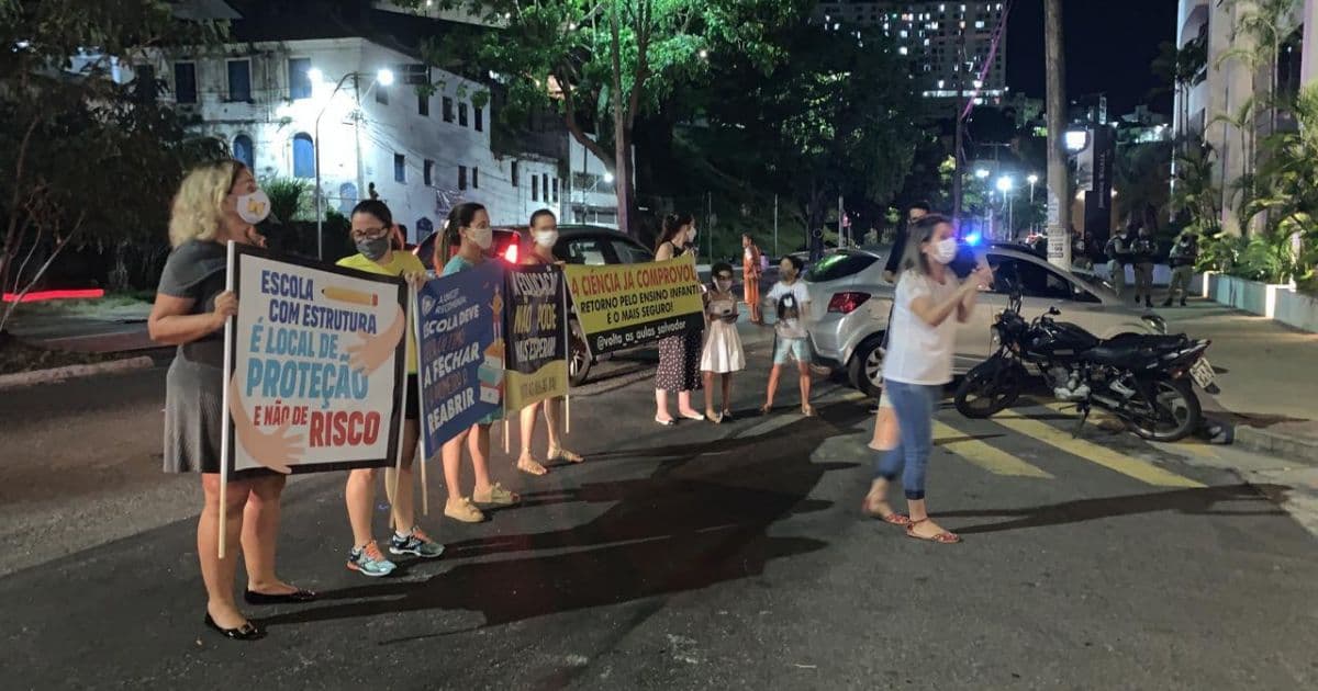 Grupo de pais promovem protesto por volta das aulas em frente a casa de Bruno Reis