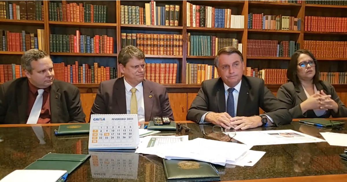 Bolsonaro anuncia isenção do diesel e fim do imposto federal no gás de cozinha