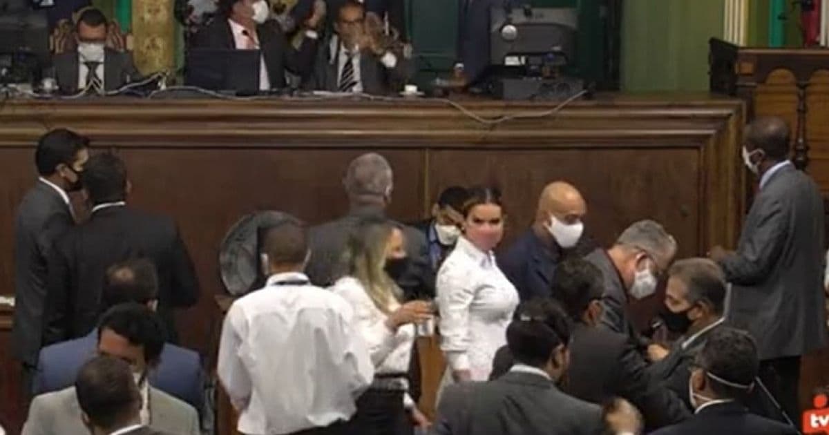 Sem distanciamento, vereadores de Salvador se aglomeram no plenário da Câmara
