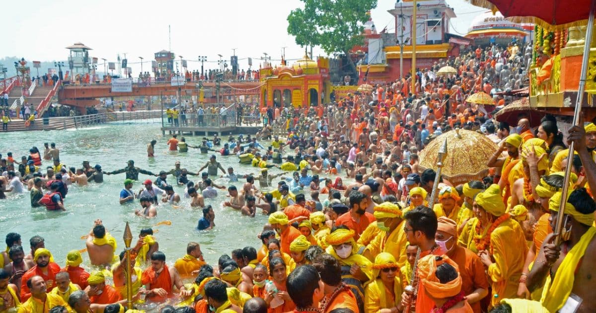 Mais de 13 mi de devotos se aglomeram em festival hindu na Índia em meio a pandemia 