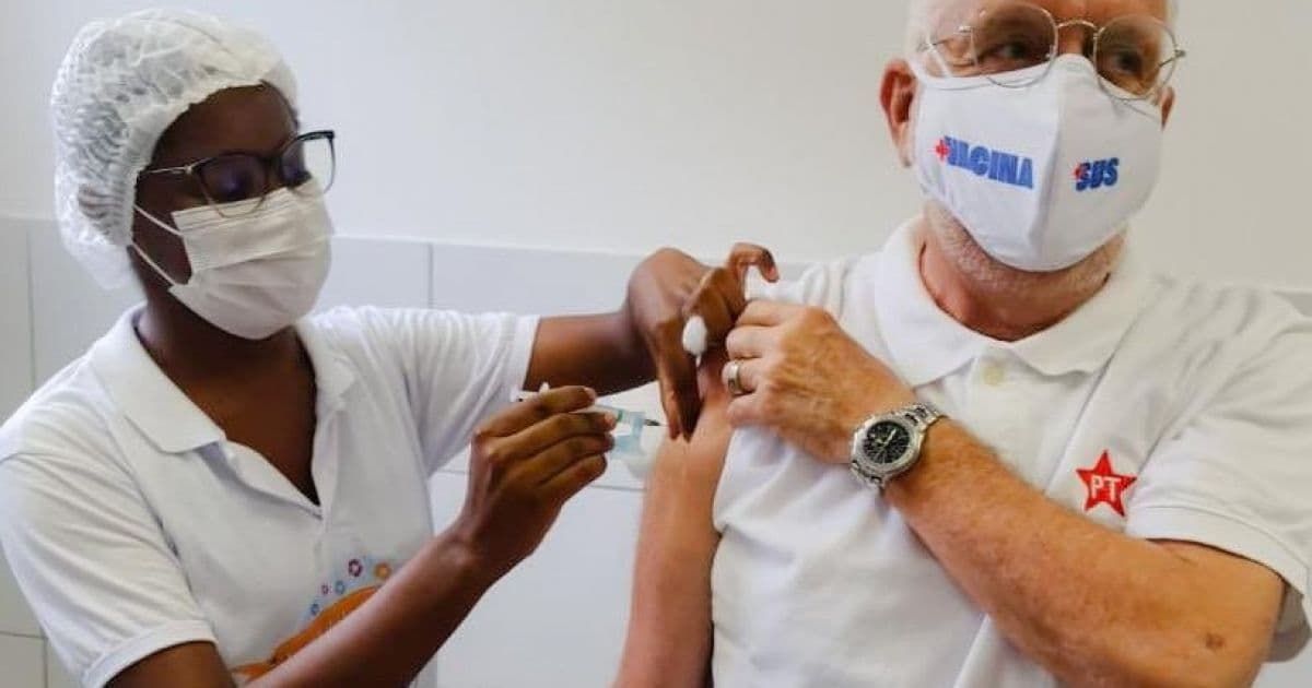 Jaques Wagner recebe segunda dose de vacina contra Covid-19