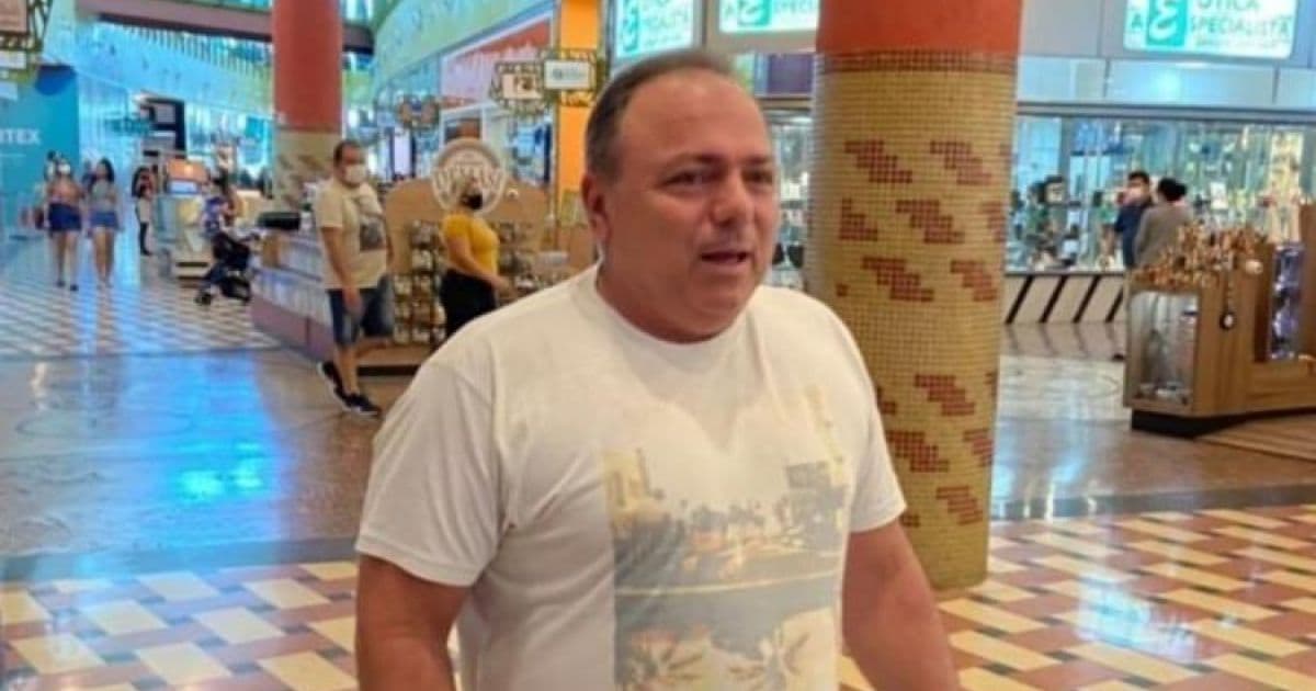 Ex-ministro da Saúde, Pazuello passeia sem máscara em shopping de Manaus