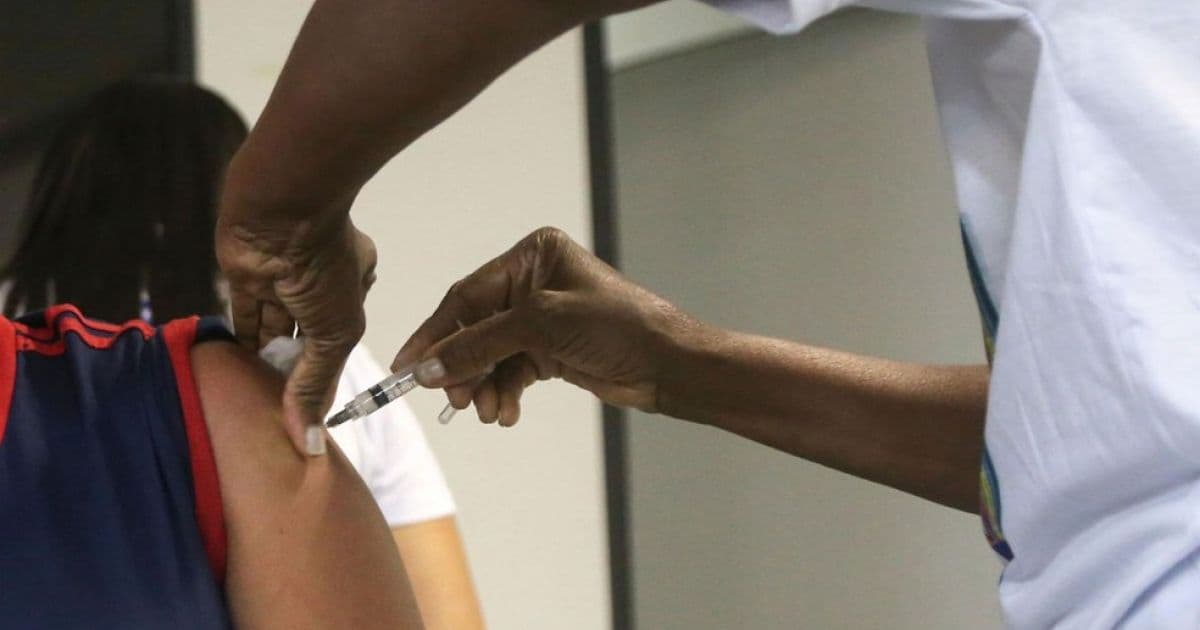 Trabalhadores da limpeza e biomédicos são vacinados contra Covid nesta quarta