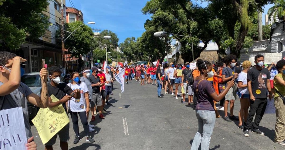 Manifestantes organizam fila com distanciamento em ato contra Bolsonaro