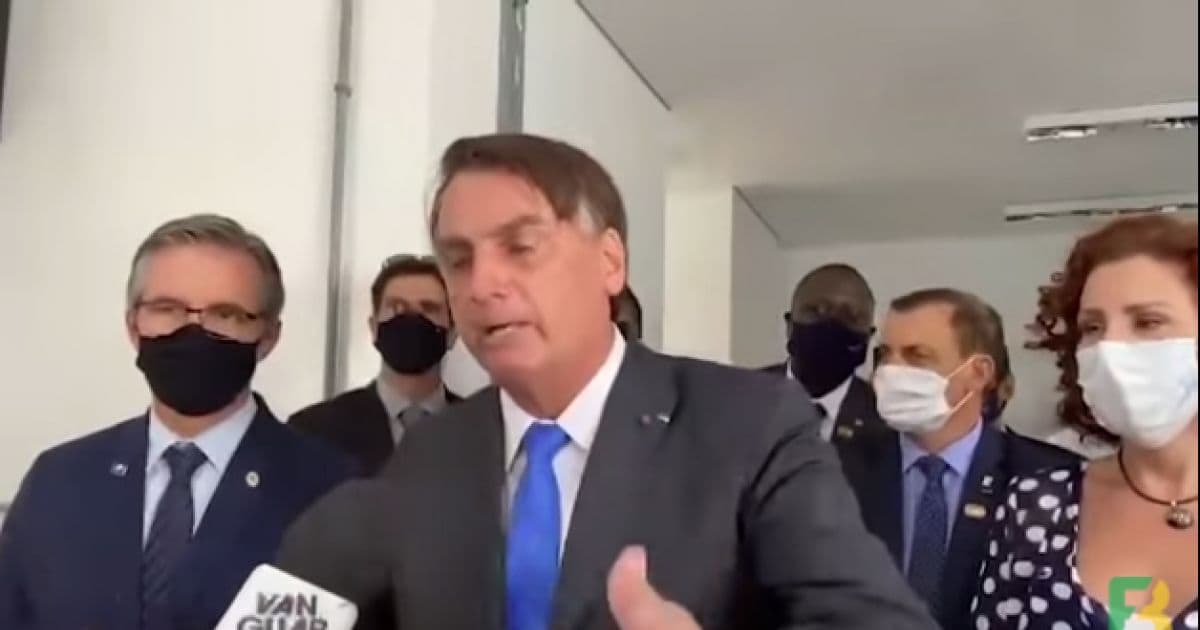 Bolsonaro tira máscara, manda repórter calar a boca, reclama da CNN e ataca a Globo; assista