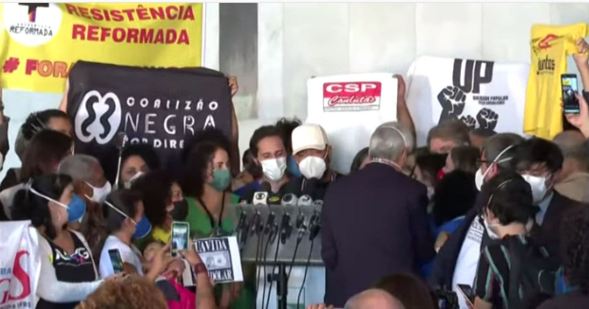 Parlamentares e entidades protocolam superpedido de impeachment de Bolsonaro