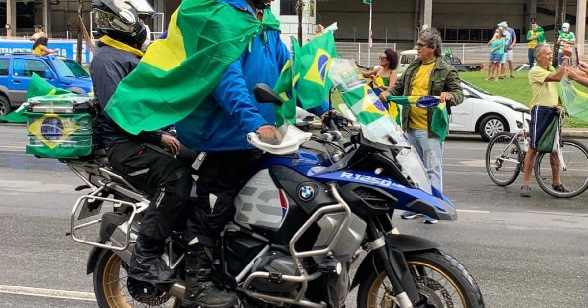 Apoiadores do presidente Jair Bolsonaro dão largada do Dique em direção a Boca do Rio 