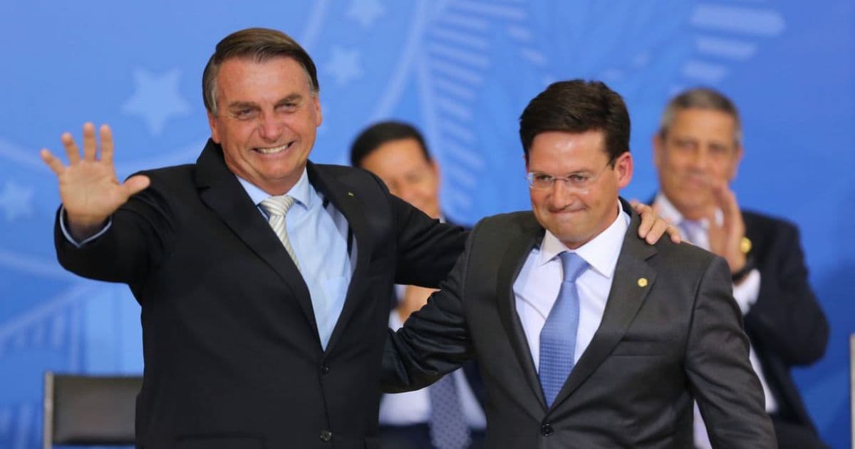Bolsonaro concede medalha por apoio à saúde pública para João Roma e Michelle