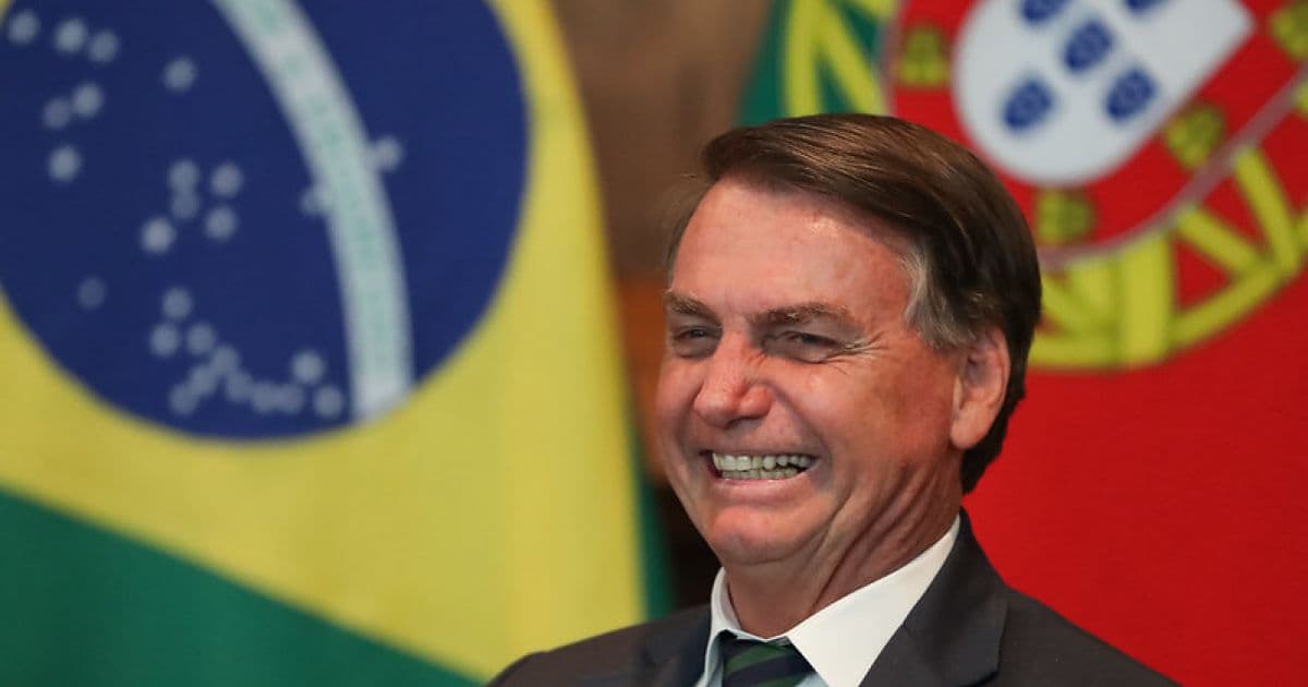 Bolsonaro pressiona por voto impresso, ataca Barroso e sugere resultado 'suspeito' em urnas 