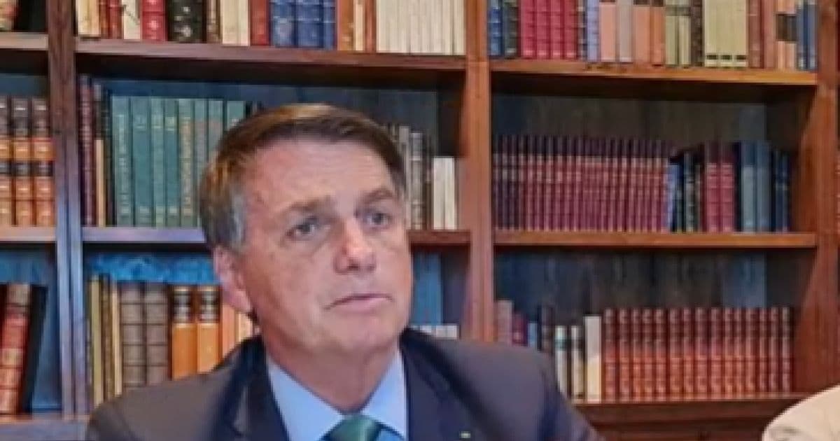 Bolsonaro diz que Barroso 'busca se socorrer' em outros ministro sobre voto impresso
