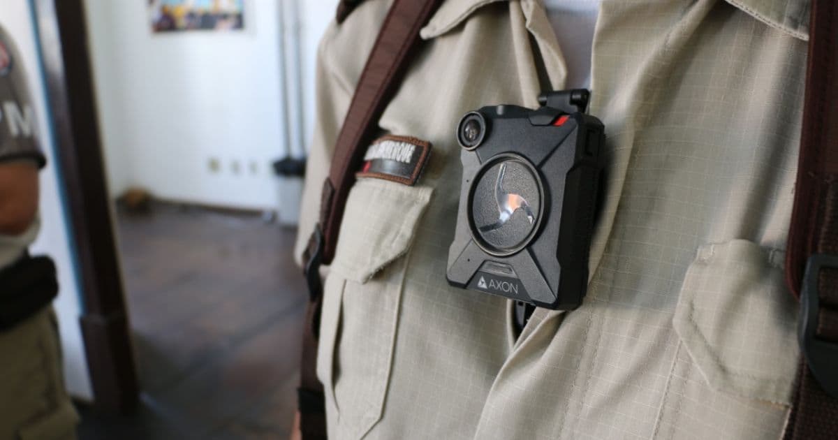 Bahia inicia testes de câmeras acopladas em fardas de policiais