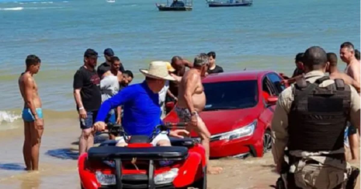 Carro atola em praia de Guarajuba após maré subir 