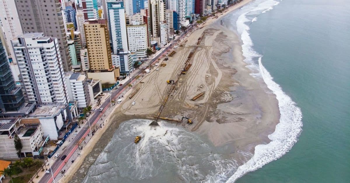 Cidade de Santa Catarina aumenta faixa de areia da praia de forma artificial; saiba como