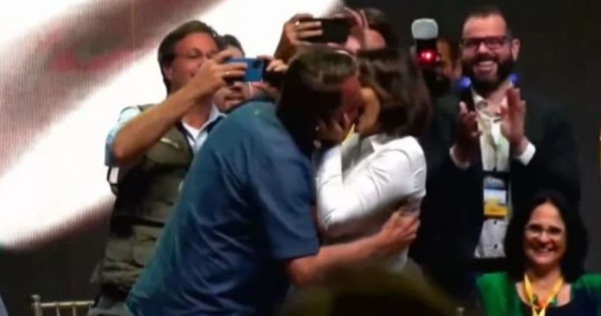 Após ser chamado de gay por Maia, Bolsonaro beija Michelle durante evento