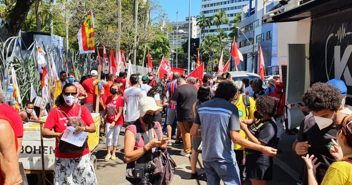 Manifestantes iniciam ato contra Bolsonaro no Campo Grande 