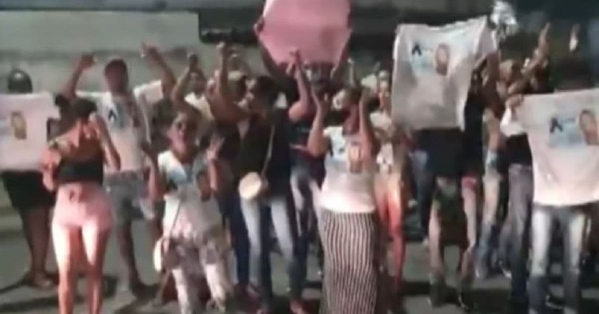 Familiares de mulher morta em bar fazem protesto em São Cristóvão