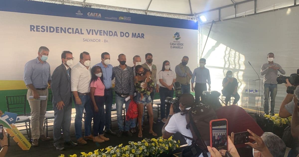 Ao lado de ministro, Bruno 'cutuca' governo Dilma e convida Bolsonaro para entrega do BRT