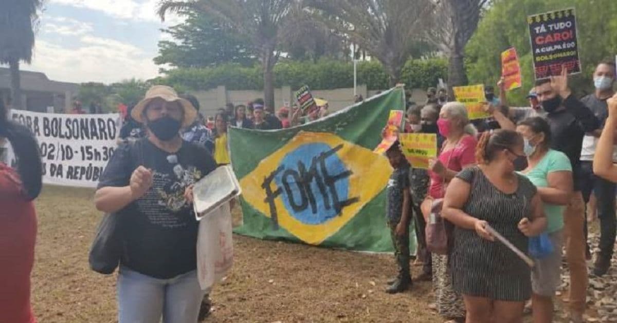 MTST faz protesto em frente à mansão de Flávio Bolsonaro, em Brasília