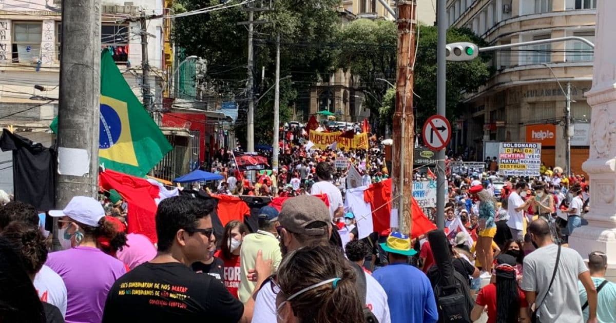 Manifestantes se concentram na Castro Alves para encerramento de ato contra Bolsonaro