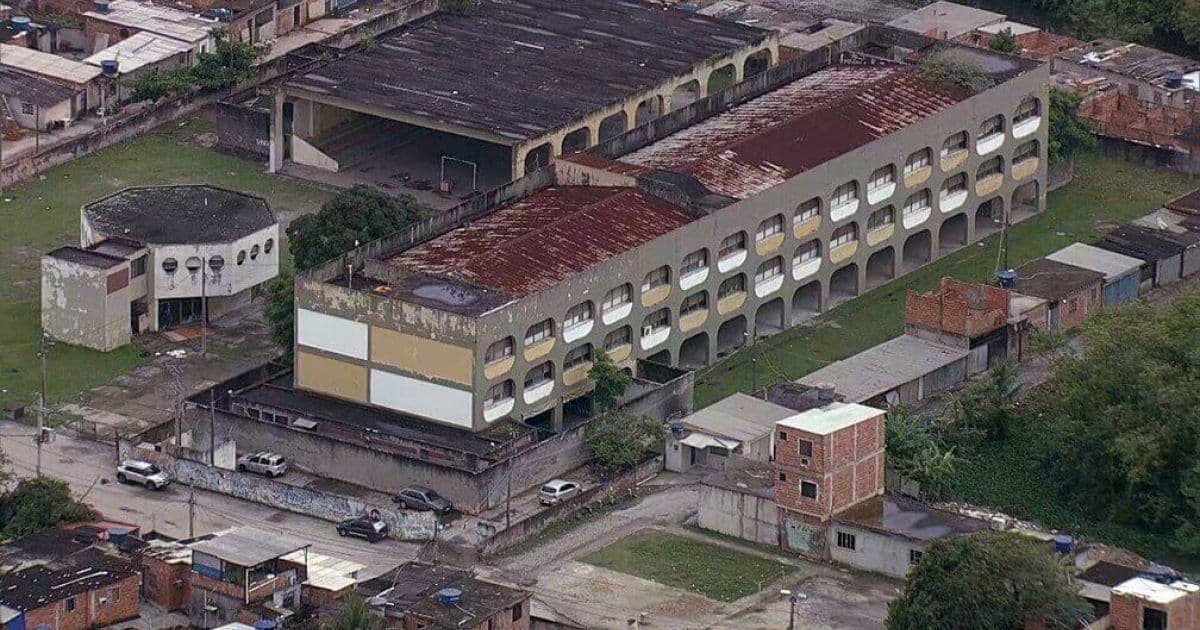 Polícia encontra esconderijo de drogas do tráfico em escola municipal no RJ