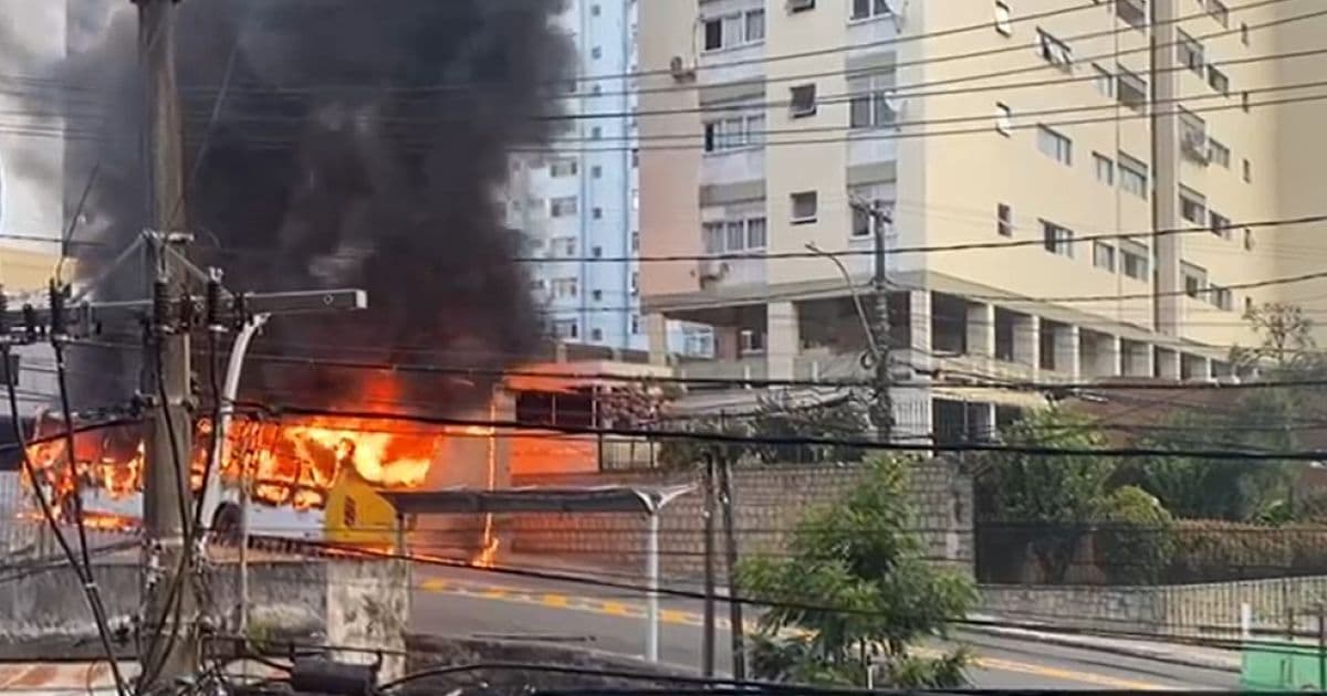 Barra: Ônibus pega fogo na Av. Princesa Isabel; corpo de bombeiros está no local 