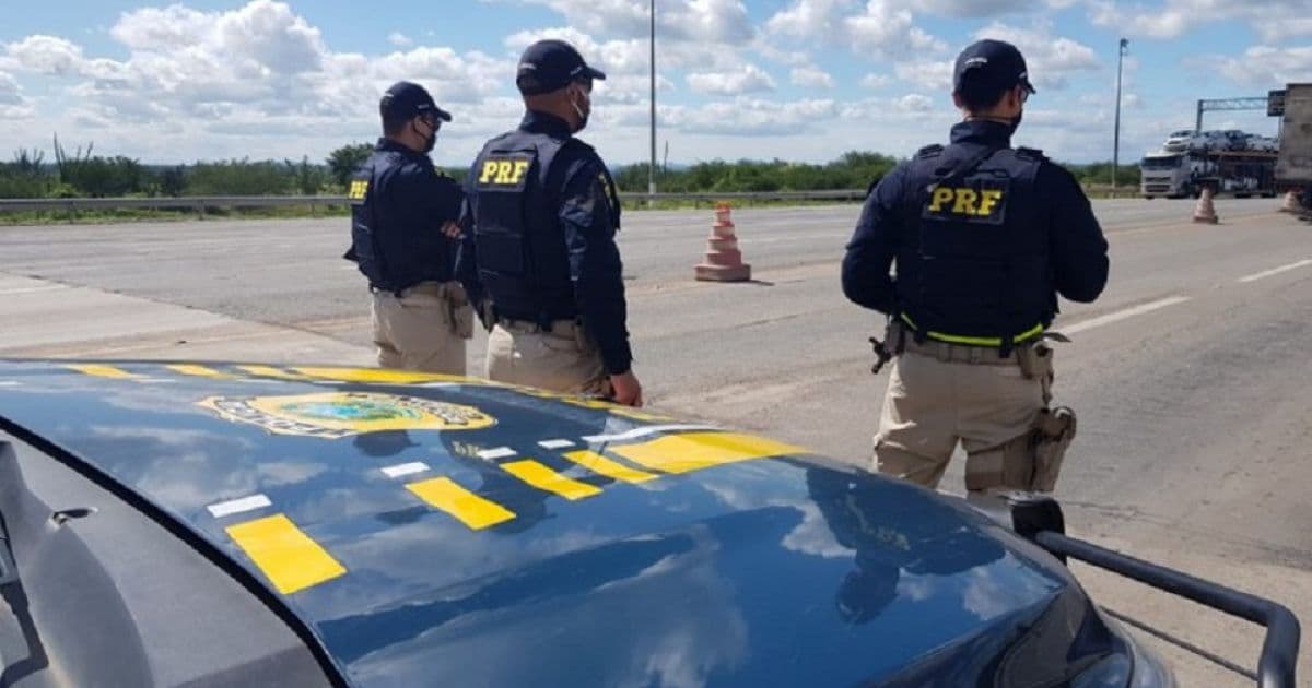 PRF apreende drogas e arma em rodovia do interior da Bahia