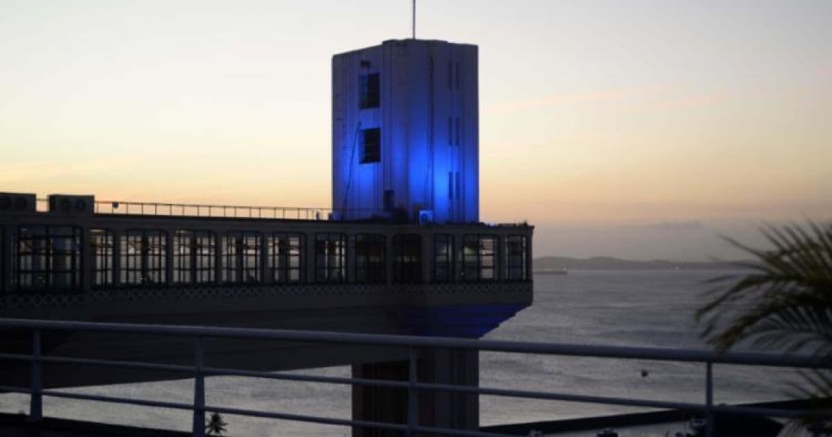 Monumentos de Salvador recebem iluminação especial em alusão ao Novembro Azul