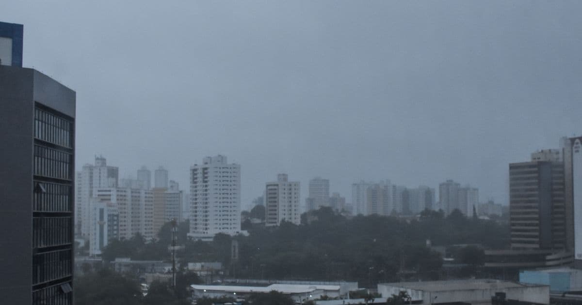 Frente fria chega em Salvador com chuva intensa e ventos fortes