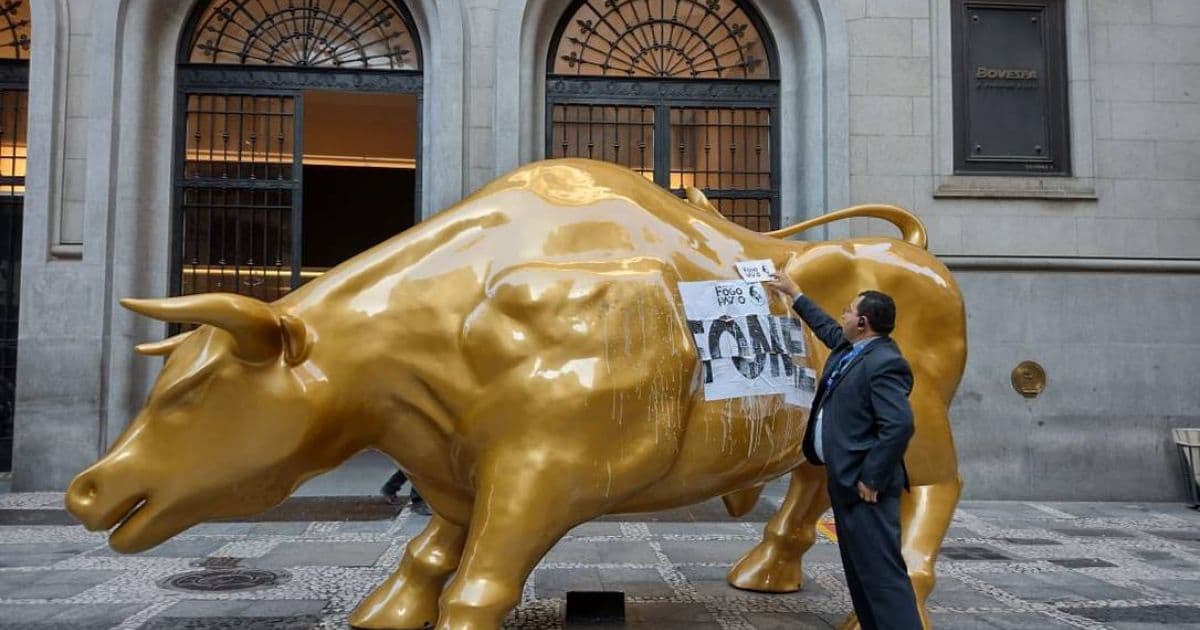 Menos de 24h depois de inauguração, touro dourado da B3 é alvo de protesto contra fome