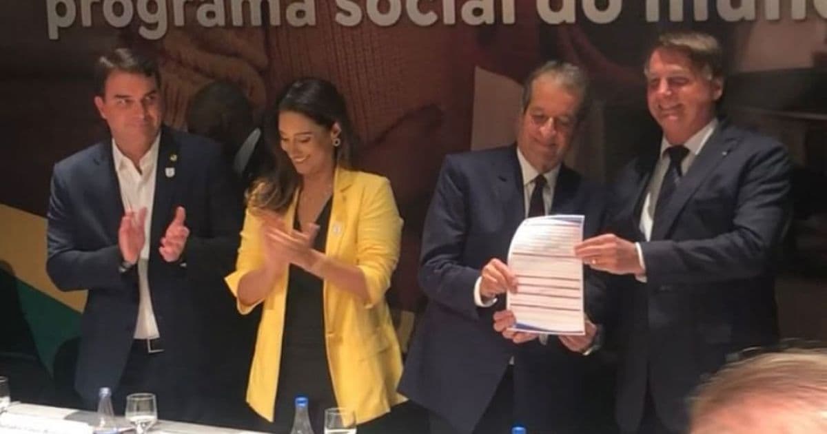 'Seremos uma família', diz Bolsonaro sobre Valdemar Costa Neto em ato de filiação ao PL