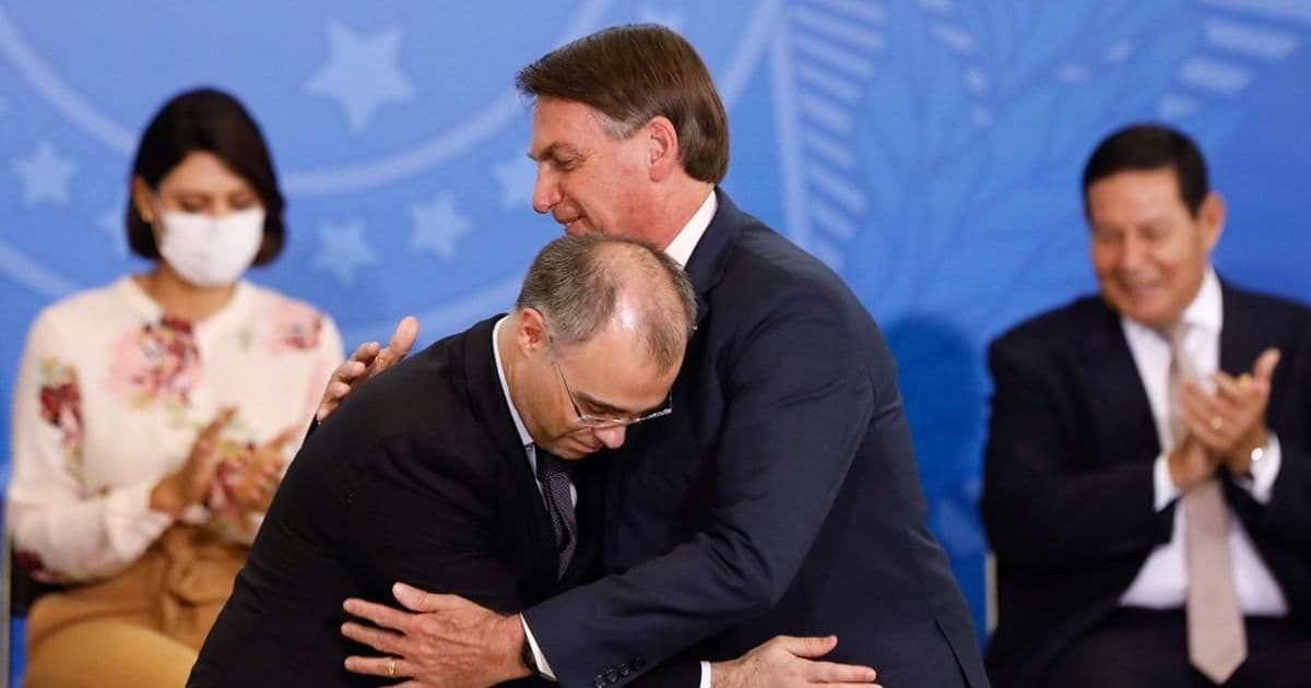 Bolsonaro comemora nomeação de ministro 'terrivelmente evangélico'